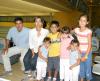  08 de julio
Mayra del Rosario acompañada de algunas asistetes a su festejo