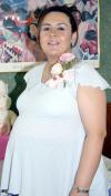 Claudia Vega de Mijares recibió numerosos obsequios, en la fiesta de regalos que le ofrecieron por la próxima llegada de su bebé.