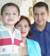 Armando Vázquez Morales, junto a sus papás, el día que festejó su cuarto cumpleaños.