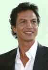 Benjamín Bratt llegó en compañía de Talisa Soto y posaron para las cámaras.