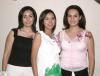 Cinthia Guerrero Villanueva acompañada por Sara Aguillón y Priscila Salgado, en la fiesta de regalos que le organizaron en días pasados.