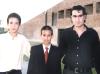 César Gerardo del Moral Torres, acompañado de sus hermanos Jesús Armando y Luis Alfredo del Moral Torres, el día de su graduación.