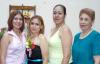 Irma Patricia Valencia de Padilla en compañía de un grupo de amigas, en la fiesta de canastilla que le prepararon por el cercano nacimiento de su bebé.
