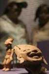 Piezas olmecas de cerámica  que forman parte de la exposición 'La magia de la risa y el juego en Veracruz prehispánico'.