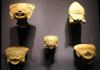 Aspecto de piezas olmecas de cerámica  que forman parte de la exposición 'La magia de la risa y el juego en Veracruz prehispánico' que se encuentra en el Museo Metropolitano de  monterrey.