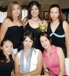Beatriz Vargas Jiménez, acompañada por algunas de las invitadas a su despedida de soltera celebrada en días pasados.