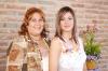Ivone Guerrero Ortiz acompañada por su mamá, Ivone Ortiz de Guerrero, organizadora de sus despedida de soltera