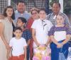 José Luis Rivera Cháirez, acompañado por su familia en reciente festejo social.