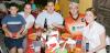 Ricardo Sáinz Flores, Claudia Flores de Sáinz, Ricardo Sáinz Garza, Ramón Sánchez y Katty Garza de Sánchez, captados en un restaurante de la localidad.