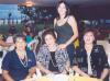 Mariestela Ramírez de Fernández, con algunas de las asistentes a su fiesta de canastilla.