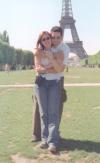 Betty Villegas y Felipe Ceniceros, captados frente a la Torre Eiffel en París, Francia.