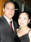 Ernesto González Aguilera y Victoria Valadés Saldívar disfrutaron de una despedida de solteros, por su próxima boda que se celebrará el 16 de octubre de 2004.