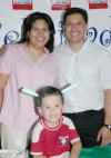  03 de Agosto 

Graciela Sonora de Jiménez con sus hijos David y Daniel Jiménez Sonora en festejo infantil