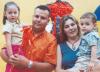  03 de Agosto 

Graciela Sonora de Jiménez con sus hijos David y Daniel Jiménez Sonora en festejo infantil