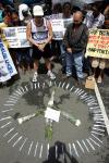 Más de medio siglo después, los cada vez menos supervivientes del primer ataque nuclear de la historia, en la ciudad japonesa de Hiroshima, tratan aún de superar las secuelas de esa masacre, mientras se aferran a la memoria torturada de aquellos días. 

Otros países se unieron y pidieron 'No más Hiroshima, no más guerra'.