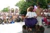 La fiesta en Parras ha comenzado y en los jardines de Casa Madero conviven ricos y pobres, los estratos sociales son condenados al olvido. Niños y adultos comen uvas mientras algunos extranjeros no dejan de tomar fotografías.