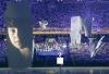 En un guiño al futuro, la ceremonia artística, en la que intervinieron cuatro mil personas, terminó con una mujer embarazada que se internaba en el agua como símbolo de la nueva vida, envuelta en el sonido de la ópera Aida interpretada por Maria Callas.