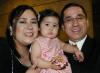 Marycruz Salgado de Ayala y Alberto ayala con su hija Azul ayala, en reciente festejo social.