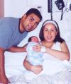 Luis ernesto MArtínez Ortega y Diana Flores de Martínez en compañía de su pequeño hijo Sebastián, quien nació el pasado 26 de junio.