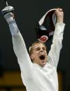 Estados Unidos, que nunca había ganado un oro olímpico en la esgrima, quebró el maleficio  cuando Mariel Zagunis conquistó una dorada y Sada Jacobsen otra de bronce, ambas en la competencia de sable. 


Zagunis derrotó en la final por 15-9 a la china Tan Xua, que se llevó la de plata en la modalidad que debutó en el programa olímpico. Jacobson quedó tercera gracias a su victoria 15-7 sobre la rumana Catalina Gheorghitoaia.