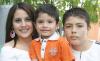 Cecilia Rebolloso con sus sobrinos Roberto Rebolloso y Emiliano López, captados en pasado festejo social.