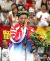 China ganó las dos primeras medallas de oro del bádminton con las victorias de la campeona mundial Zhang Ning en la final de sencillos femeninos y Zhang Jun y Gao Ling en los dobles mixtos.