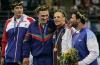 Carly Patterson, una estadounidense de 16 años, se ciñó la corona de reina de la gimnasia al ganar con una imponente rutina de piso para cerrar la prueba de ejercicios combinados. La luminaria rusa Svetlana Khorkina se tuvo que contentar con la plata