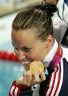 La australiana Jodie Henry ganó los 100 metros estilo libre e impidió una barrida de Estados Unidos en la natación olímpica. 

Henry cronometró 53.84 segundos y superó por 32 centésimas a la holandesa Inge de Bruijn, quien se quedó con la plata en 54.16.