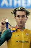 Bradley Wiggins dio a Gran Bretaña la segunda medalla de oro en pista, superando al australiano Brad McGee en la persecución sobre 4 kilómetros. El bronce fue para el español Sergio Escobar. 

La jornada también deparó un récord mundial en la prueba