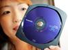 Una empleada de Matsushita Electric Industrial Co., muestra uno de los nuevos productos de Panasonic.

Es un disco DVD regrabable que almacena 50 Gigabytes, su costo es de 69 dólares y graba cuatro y media horas de alta calidad.