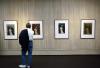 Un visitante al museo Munch en la capital norugea contempla las versiones litográficas del célebre cuadro 'Madonna' del gran pintor noruego Edvard Munch luego de que ladrones sustrayeron la versión al óleo de éste y de otro famoso cuadro del mismo pintor 'El grito' durante un atrevido atraco.