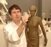 El escultor Nigel Boonham retoca el modelo de barro de su obra de la princesa Diana durante su presentación en Londres. La obra terminada, que va a ser instalada en el South Bank cerca del Río Támesis, será de bronce y medirá tres metros de altura.