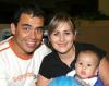 Roberto Anaya y Sara de Anaya con su hijito Robby Anaya.