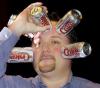 Jeff Snodgrass muestra cómo usando la succión puede pegar cinco latas de refresco en su cara.


AP