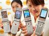 Empleados de NTT Docomo de Japón, muestran el nuevo teléfono móvil  de la compañía, el  700i


Los 700i pueden además de tomar fotografías, filmar videos y reproducir música.