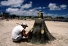 Un seguidor de Lemanjá, la diosa del mar en la religión afroumbandista, crea una escultura de arena con la imagen de ésta en la playa Ramírez de Montevideo, Uruguay, para conmemorar su nacimiento. 

EFE