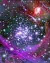 Interpretación artística que muestra cómo el macizo de estrellas 'arches' aparece del interior del eje de nuestra Vía Láctea. 
A pesar de estar oculto a nuestra visión directa, este grupo masivo de estrellas se encuentra a 25 mil años luz y es la reunión de estrellas jóvenes más densa de nuestra galaxia. 

Esta ilustración se basa en observaciones infrarojas hechas por el telescopio espacial Hubble que atravesó el núcleo polvoriento de nuestra galaxia y consiguió imagenes del macizo de apróximadamente 2 mil  estrellas. 
Algunas de las estrellas azules más brillantes de la ilustración están entre las más enormes que los astrónomos han encontrado a través del hubble, con un peso hasta 130 veces superior al Sol.

El objeto rojo brillante en la esquina superior derecha es el centro de nuestra galaxia, que se encuentra a 100 años luz del macizo arches.

EFE