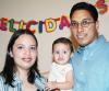 Abril Pineda Gutiérrez en compañía de sus paás, Carlos Pineda Tarango y Margarita Gutiérrez, en el convivio infantil que le ofrecieron por su primer año de vida.