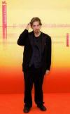 04 de septiembre
Johnny Depp y Al Pacino causaron revuelo en el 61 Festival de Venecia, cada uno con su grupo de seguidores, que los esperaban en el embarcadero frente al ex Casino del Lido, donde se celebran las conferencias de prensa de la Mostra. 

Depp interpreta en el filme fuera de concurso 'Finding Neverland', de Marc Forster, al creador de Peter Pan, James M. Barrie, y al hablar de la película confesó que lloró al final del rodaje. 

“La imagen y la fantasía son esenciales en nuestro mundo consumista -agregó el actor- porque lo que cuenta hoy y siempre es la creatividad”, y refiriéndose a la masacre de niños en Osetia del Norte declaro que “justamente frente a escenas horribles como la de estos días hay que pensar en abrirse a la esperanza, cerrando los ojos y esperando que las cosas cambien al fin”.