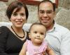 Érika Martínez de Anaya y Juan Manuel Anaya con su hija Érika captados en una reunión familiar..jpg