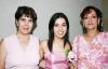 Eunice Rodríguez Abdo acompañada de Irma Alicia Becerra Pizarro y Sara Abdo Prieto, el día de su despedida de soltera.