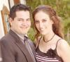 Alfonso Carrillo Sánchez y Gabriela Iveth Romero Rueda, captados en la despedida de solteros  que les ofrecieron por su próximo enlace nupcial.