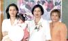  14 de Septiembre de 2004
Angelina Blanco de Rodríguez, acompañada de María Teresa Rodríguez de Blanco y Liliana blanco de Lara, organizadoras de su fiesta de regalos.