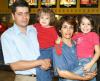 Humberto Sabag y Georgina de Sabag, con sus hijos Érika y Marcela Sabag.