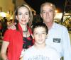 Carmen y Luis Hermosillo con su hijo Andrés..jpg
