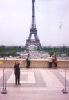 Norma Angélica Mireles Borjas, captada frente a la Torre Eiffel en París, Francia.