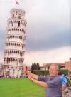 Rodolfo Ayup S. captado frente a la Torre de pisa en Italia, en su más reciente viaje a Europa.