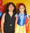 Laura Angélica Herrera Castillo junto a su mamá, Angélica Castillo de Herrera quien la festejó con una divertida piñata por su quinto cumpleaños.
