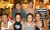  19 de septiembre de 2004

Berenice Valenzuela Ruelas, con algunas de las asistentes a su fiesta de canastilla.