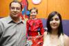 Arantza Lozada Valenzuela acompañada por su familia, en la fiesta que le prepararon el día que celebró  su octavo cumpleaños.